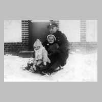 079-0038 Poppendorf im Winter 1939-40 - Paul Schoenke mit seinen Kindern Ilse und Ulrich .jpg